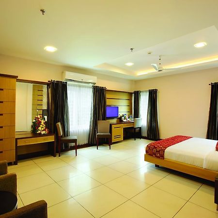 Hotel Aswathy Kodungallur Bagian luar foto