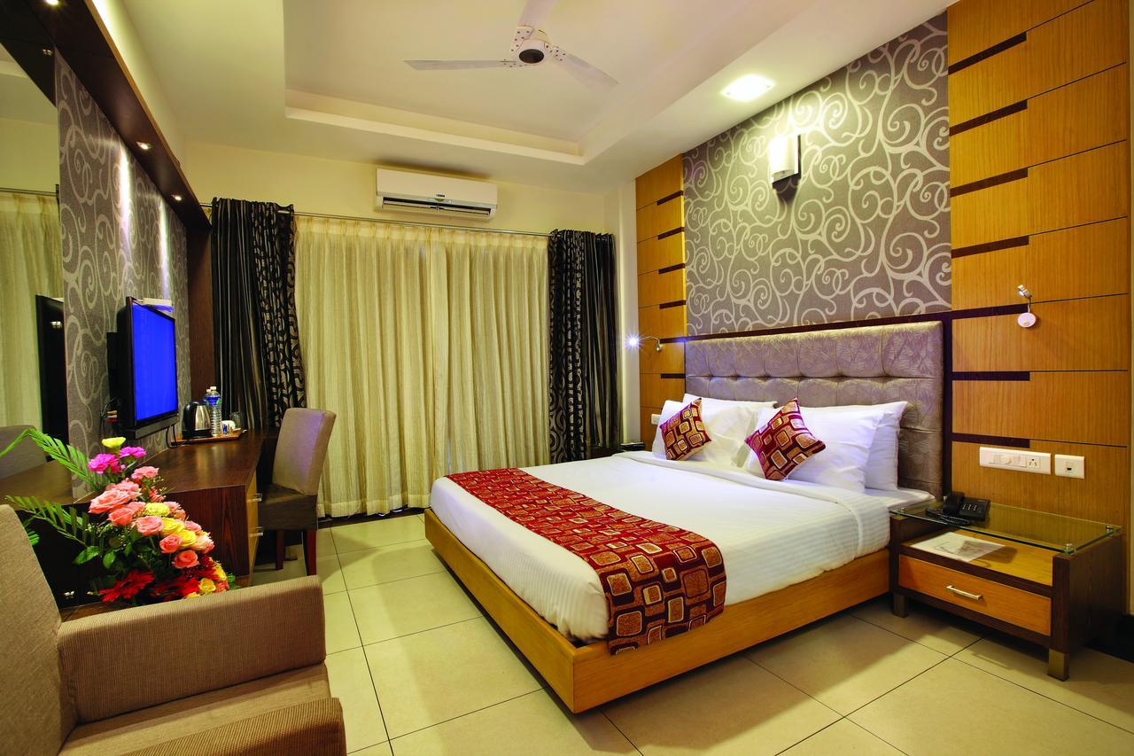 Hotel Aswathy Kodungallur Bagian luar foto