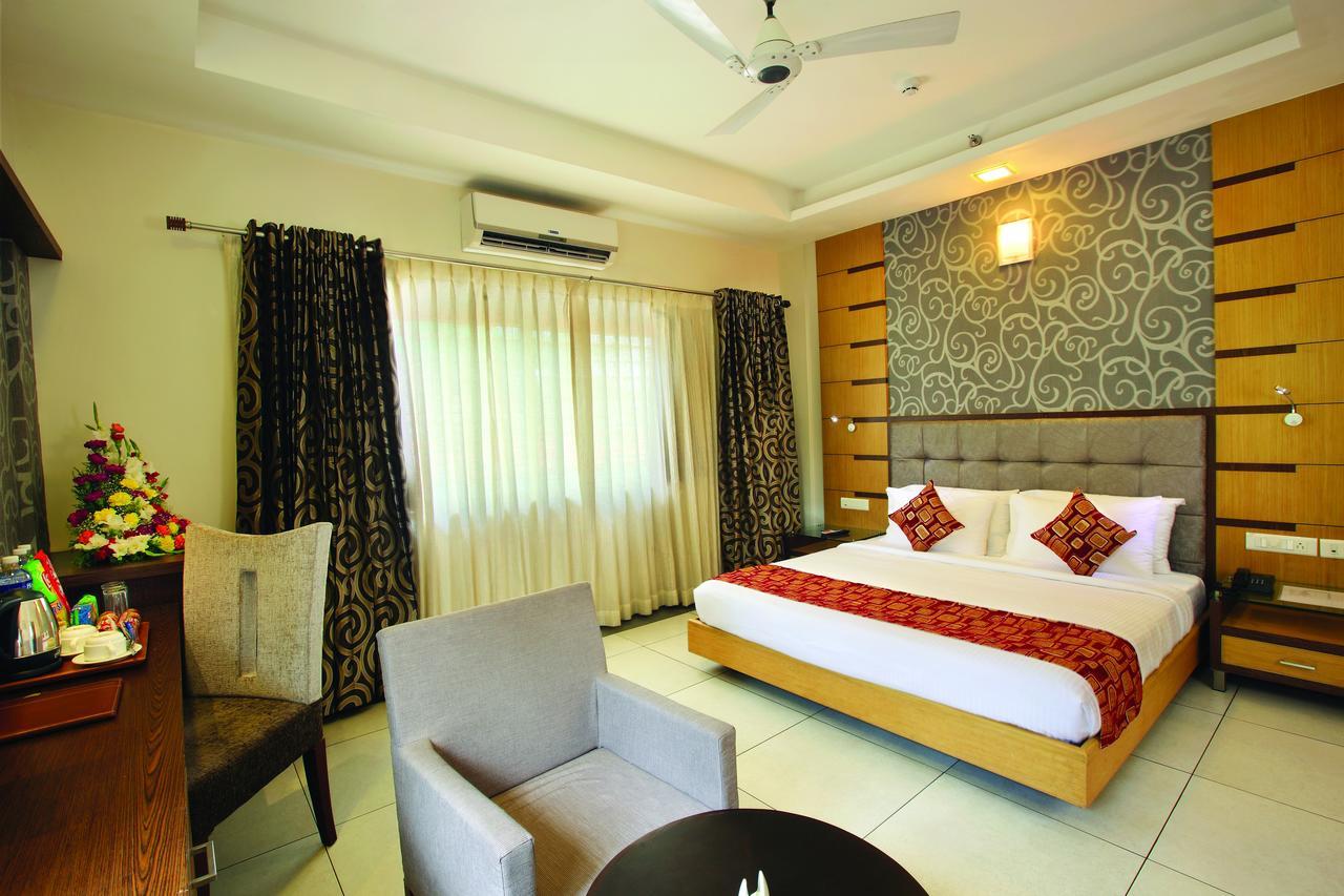 Hotel Aswathy Kodungallur Bagian luar foto