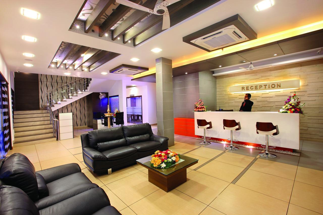 Hotel Aswathy Kodungallur Bagian luar foto