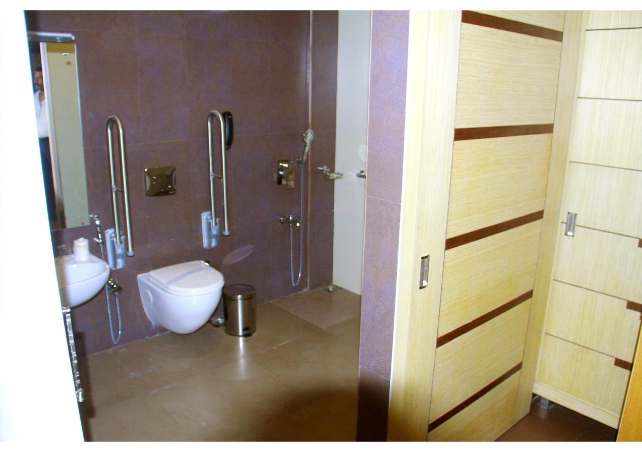 Hotel Aswathy Kodungallur Bagian luar foto